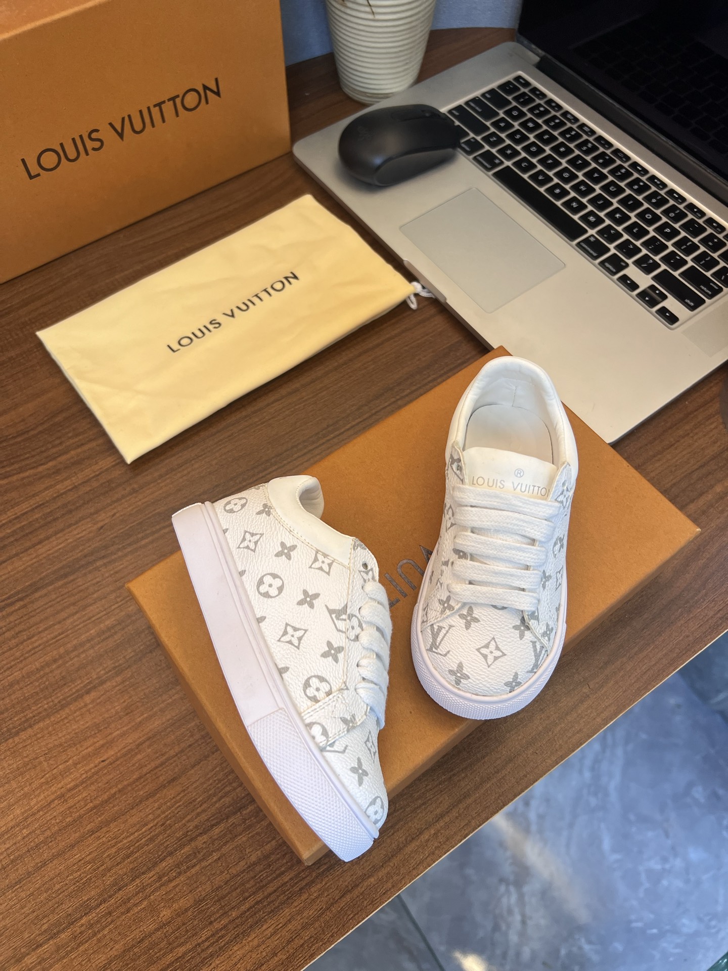 Children's shoes child